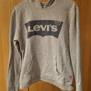 Levi's hoodie - Hoodie från Levi's i väldigt fint skick. Juniorstl 16 år (ca XS/S).