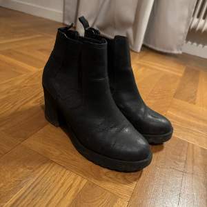 Chelsea boots med högre klack. Inte fodrade.