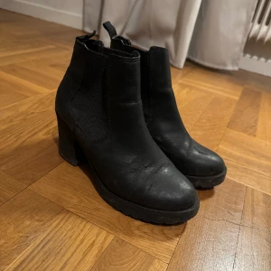 Chelsea boots - Chelsea boots med högre klack. Inte fodrade.