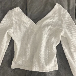 Tröja - Bra skick, är i storlek xs, fin att ha till mjukis byxor och ett linne under, fint mönster, tvättas såklart inte du får den, säljs pga att den inte används. 🫶🏻