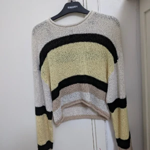 Stickad randig tröja - En stickad randig tröja från H&M i storlek Xs men passar M också Pris 149kr 