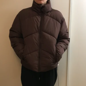 Vinröd puffer jacket - Vinröd puffer jacket. Resårbandet längst ner är isönder, annars är jackan i nästan nytt skick. Priset är förhandlingsbart, bara skriv!   Jag på bilden är M och jackan passar bra!