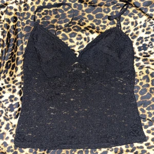 monki spets linne - använd 1-2ggr, har klippt av lappen där bak men annars som ny. står storlek s men enligt mig mer en xs 