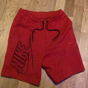 Nike shorts köpta för 849 på Nike. Dem har Andvänds 10 gånger kanske mer  dem är XS men skulle gissa runt 170 i storlek dem är ner till knäna. Priset går att diskutera (Säljer för dem används inte så mycket längre) 