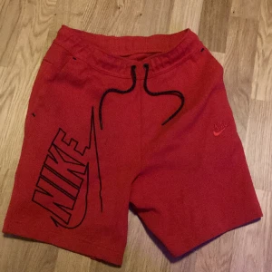 Nike shorts  - Nike shorts köpta för 849 på Nike. Dem har Andvänds 10 gånger kanske mer  dem är XS men skulle gissa runt 170 i storlek dem är ner till knäna. Priset går att diskutera (Säljer för dem används inte så mycket längre) 
