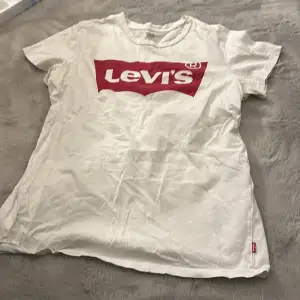 En fin T-shirt från Levis har tre små fläckar på ena axeln (men syns knappt)