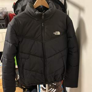 Puffer jacket, The North Face. Storlek M. Använd men i nytt skick - inga flaws!