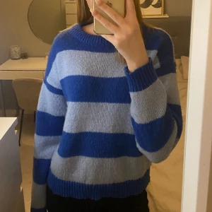 Stickad tröja  - Säljer en blå randig stickad tröja från vero Moda. Säljer den pågrund av att den inte är min stil. Den är i storlek M men sitter som en S. Köpt för ca 400 säljer för 200 kr.