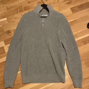 Stickad half zip från zara i strl M. Nyskick inga skador eller defekter. Skriv för mer info.