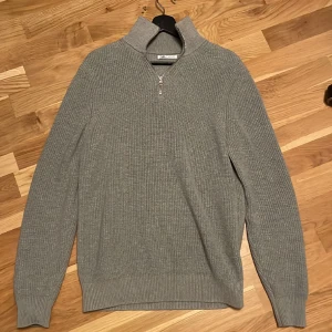 Zara stickad half zip tröja - Stickad half zip från zara i strl M. Nyskick inga skador eller defekter. Skriv för mer info.