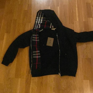 Burburrey hoodie - Väldigt snygg burberry hoodie, är använd 4-5 gånger men är i topp skick! Pris kan diskuteras vid snabb köp. Jag är även villig att byta mot ett eller flera andra plagg.