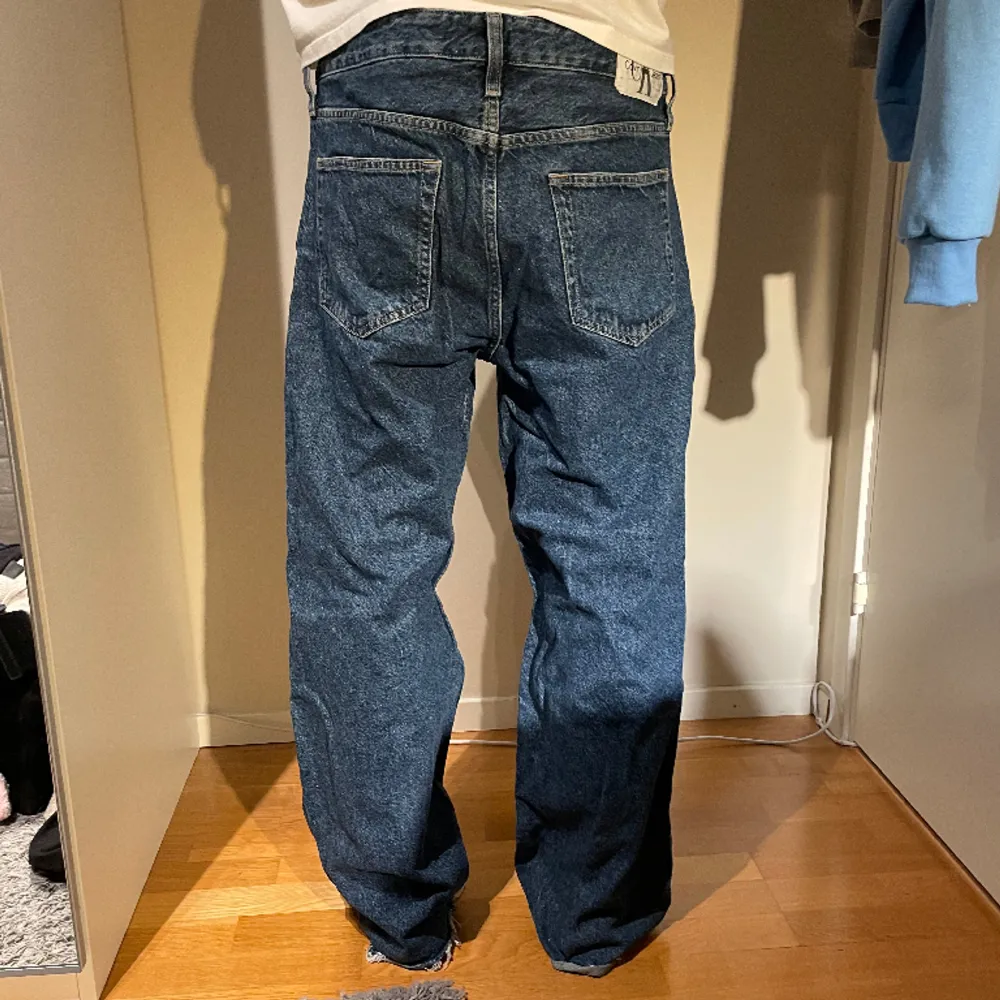 Jeans från Calvin Klein i toppenskick ”90’s loose” köpta för 1400kr. Storlek 32 i midjan och längden är tillklippta till typ 32, passar mig som är 187 cm lång. Sparsamt använda. Skriv privat vid frågor, pris kan eventuellt diskuteras vid snabb affär.. Jeans & Byxor.