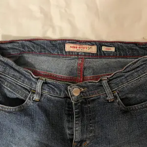 Intressekoll. Fina denimblåa jeans från miss sixty med röda och bruna detaljer. De är utsvängda och lågmidjade utan defekter. Kontakta vid intresse eller för fler bilder🙌🏼