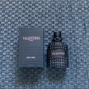Valentino Born in Roma UOMO Parfym - Jag säljer min Valentino parfym eftersom jag köpt nya och mer maskulina parfymer. Det är ungefär 60 ml och har en väldigt god doft.