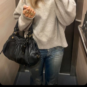 Marc jacobs väska - Snygg marcjacobs väska i svart! Med guld detaljer. Detta e den mindre versionen, as bra till skola osv! 😍 Får tyvärr inte användning av den längre, men den e e bra skick! 💓OBS den har lite repor eller missfärningar på gulddetaljerna, inget märkbart!