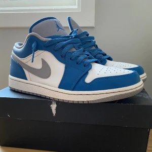 Jordan 1 low ”true blue”  - Säljer nu dom här feta jordansen, dom är i riktigt fint skick! Fråga gärna om ni undrar något äktahetsbevis finns även