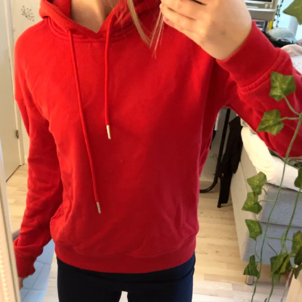 säljer denna röda hoodie som jag tyvärr inte vet vart den är ifrån. har använts 3-4 gånger. bra skick.. Hoodies.