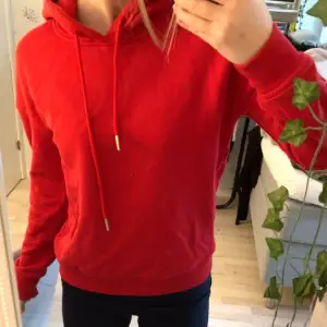 säljer denna röda hoodie som jag tyvärr inte vet vart den är ifrån. har använts 3-4 gånger. bra skick.