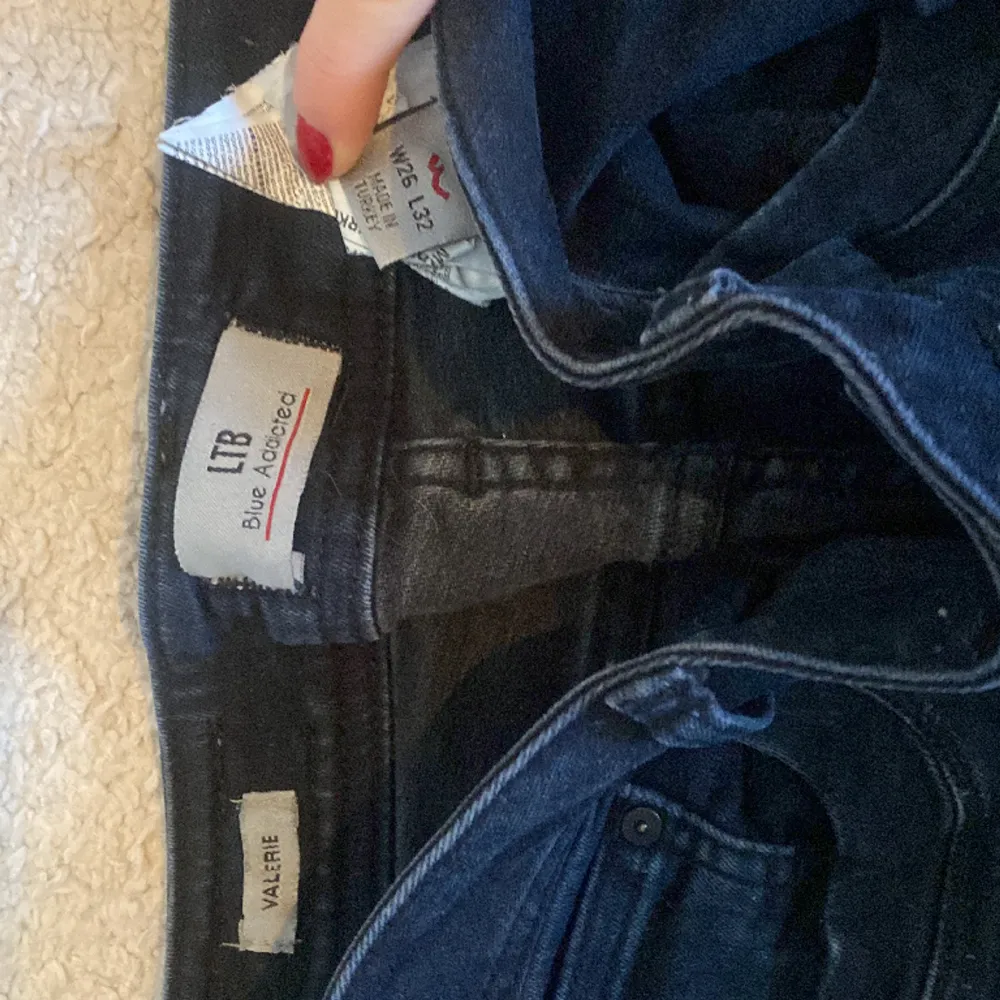 assnygga och slutsålda lågmidjade jeans från Ltb i modellen Valerie. Den ser mest svart ut men har en liten hint av blå, därav heter förgen nattblå. (sååå mycket snyggare än helsvarta jeans!!) Säljer då de är lite korta på mig som är 175 ❄️🌟. Jeans & Byxor.