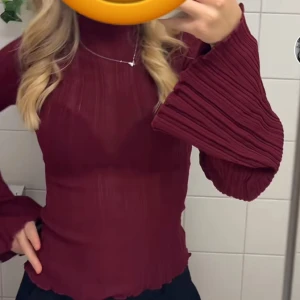 Vinröd blus ❤️ - Helt ny och oanvänd vin röd blus från hm❤️köptes för ca 270 ❤️