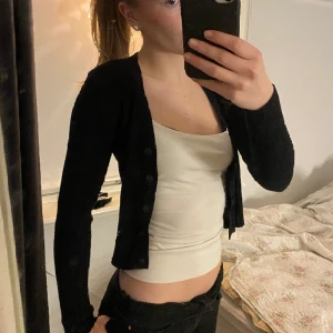 Kofta/tröja  - Slt kofta från Gina som går att ha som tröja också om man knäpper den🩷storlek S men jag tycker den sitter mer som XS (Har lagt upp denna innan men bättre bilder nu)