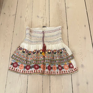 ZARA kjol - ZARA kjol i storlek XS. Den har blivit för liten storlek och är i väldigt bra skick. Har bara använt den några gånger.