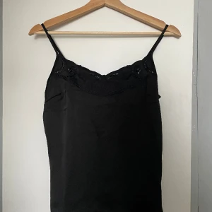Svart linne - Snyggt linne från H&M. Aldrig använt. Reglerbara axelband. 
