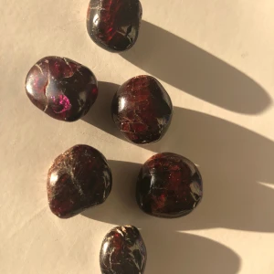 Granater - Mörkröda granatkristaller. De är lite rödare i verkligheten men ändå ganska mörka. Ca 1,5-2,5 cm stora. 10-13 kr styck beroende på storlek. Skriv om du har frågor eller vill ha fler bilder. 