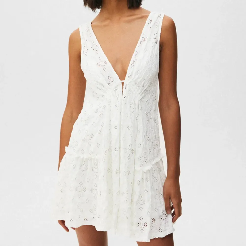 Supersöt vit klänning som inte kommer till användning längre, strl xs men passar även s, köpte den på Pull & Bear för några år sen så den säljs inte längre❤️. Klänningar.