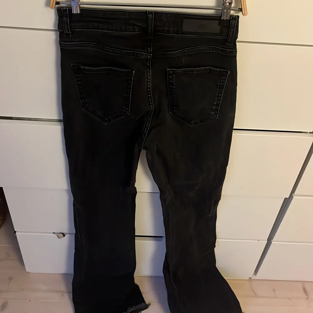 Super snygga jeans med större fickor fram! Änvända fåtal gånger! Bra skick🤩. Jeans & Byxor.