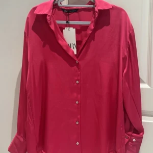 Satin skjorta -  En oanvänd satin skjorta från zara, köpt för 299kr Säljer för 249
