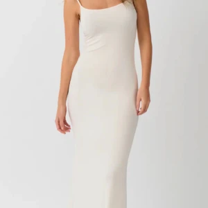 Långklänning - Vit/beige långklänning  Nypris-300 Oanvänd,pris kan diskuteras Storlek xs men passar även s Stretchigt material Skriv för egna bilder