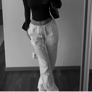 vita linnebyxor  - vita linnebyxor från H&M, säljer de då dem inte kommit till användning💗