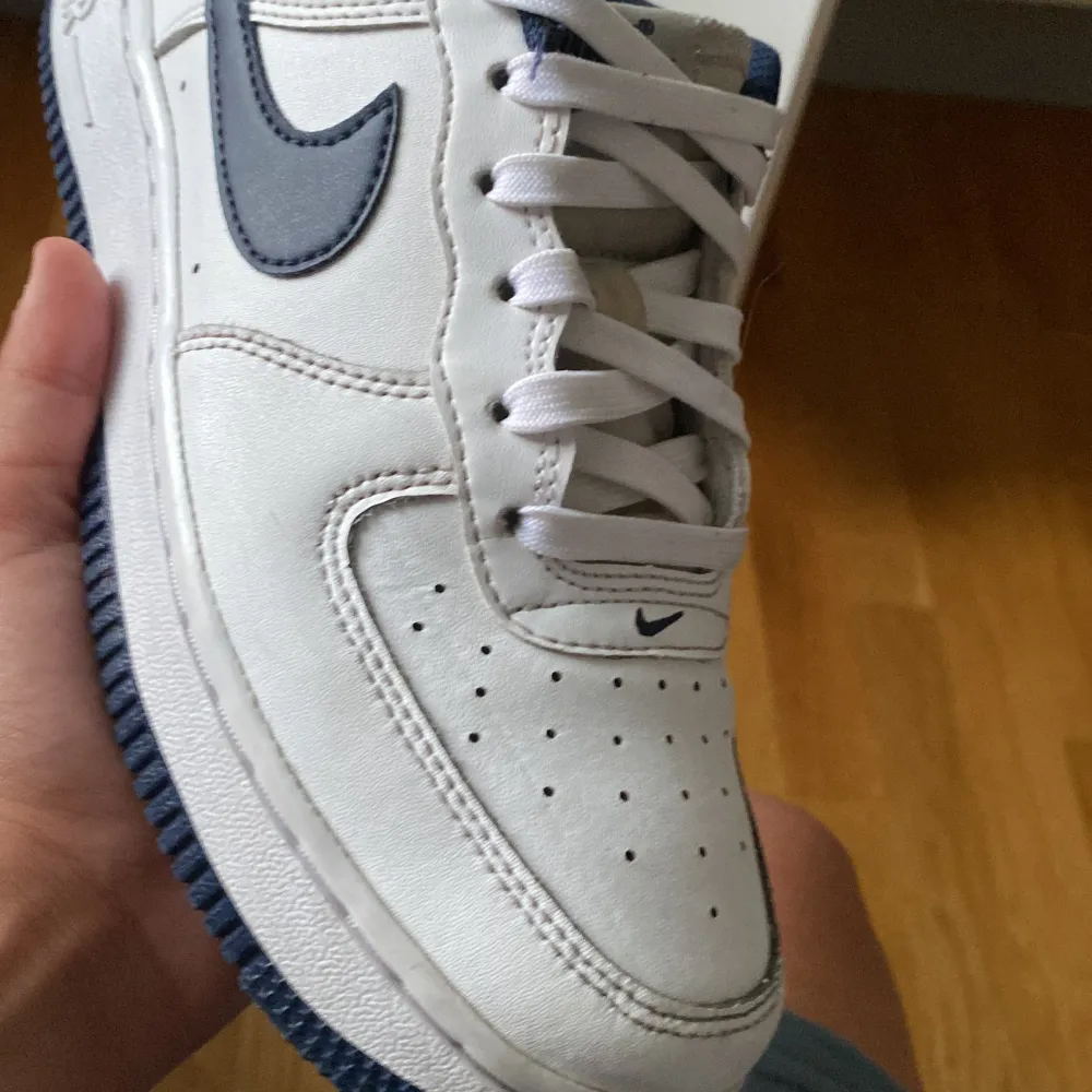 Jag säljer min helt nya air forces för att dom var små. Dessa skor är köpta för 1200kr  och jag säljer för 850kr.  Dom passar till allt och den blå färgen gör så att det ser snyggare ut. . Skor.