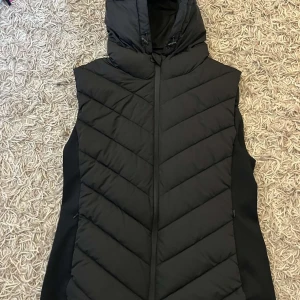 Väst - Svart väst som jag aldrig använt då jag inte kände att de va min stil