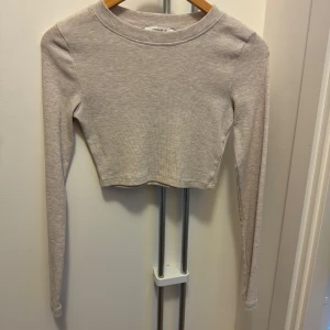 Topp från Chiquelle - Magtröja - Knappt använd topp från chiquelle, en beige magtröja som inte används mer o har använts ca 5ggr. Pris kan diskuteras vid snabb affär💖