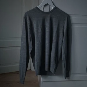 Merinoull stickad tröja - Tja, jag säljer en fin stickade tröja för jag tyckte den var liten. Inga defekter på tröjan. den är som ny använd 1 gång bara! Ny pris 700kr mitt pris 400kr. Storlek: s