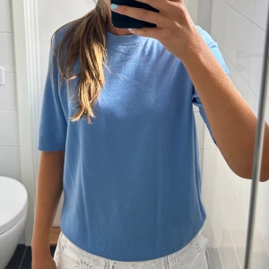 Stickad t shirt  - Snygg blå stickad t shirt 