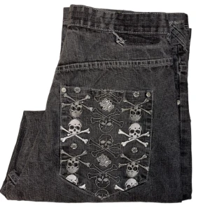 Skull Southpole jeans - Grail skull Southpoles. W36. Lite heeldrag syns på andra bilden. Går för 300$+ på Ebay o Depop. [Ytterbenslängd 109cm] [Innerbenslängd 78cm] [Midja 46cm] [Benöppning 26cm]