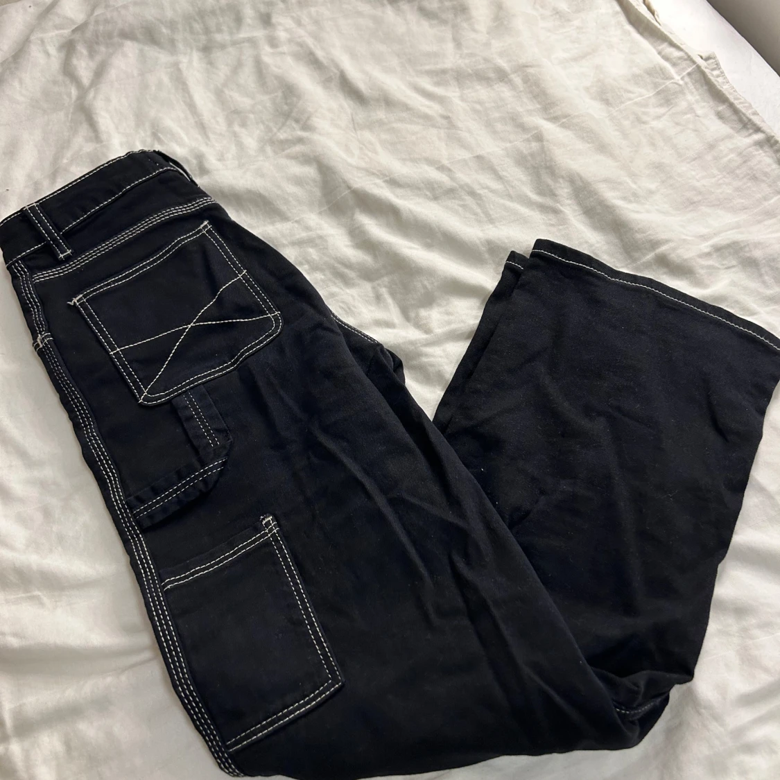 Svarta jeans med tydliga sömmar - 91