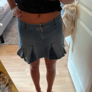 Jeanskjol - Super fin jeanskjol som tyvärr inte kommer till användning, den är från hm och är i fint skick💞💞