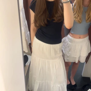 VIT LÅNGKJOL <3 - Från Gina tricot, originalpris 399kr men säljer för 200!   Endast använd ett fåtal gånger och säljer för att den krympte lite i första tvätten och är nu lite kort för mig. Jag är 170 lång! <3 