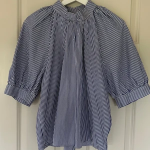 Blus - Perfekt blus till sommarn! Fräscha färger Använd 1 gång 