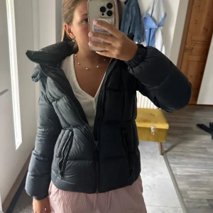 Vinterjacka - Säljer denna vinterjacka från superdry, använd två vintrar nu så yllet i jackan har ”klumpat” sig lite i armarna men det är inget som syns men de känns ibland när det blåser lite kraftigare☺️ nypriset är 1200kr❣️skriv privat för fler bilder eller info🥰