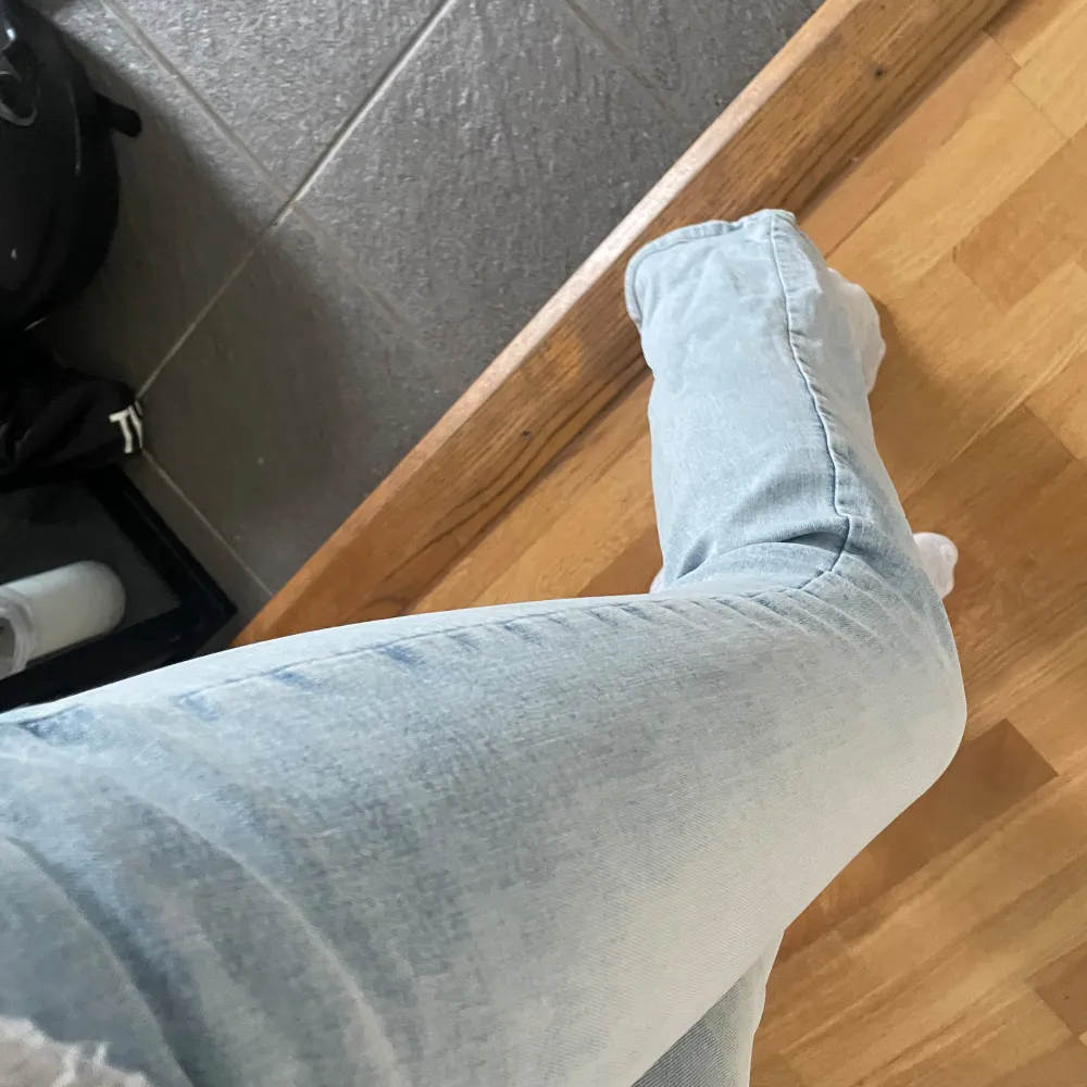 Jeans från Gina tricot, Low Waist Bootcut.   Inget slitage säljer för dom inte kommer till användning. Otroligt fin färg och passform. . Jeans & Byxor.