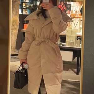 Jacka  - Säljer min långa jackan, pga av köpte en annan men i svart färg. Använd bara några par dagar. Köpte på zalando.  Passar mig som har Xxs-xs