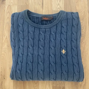 Morris 100% merino ull - Kabelstickad tröja med 100% merino ull från Morris i bra skick