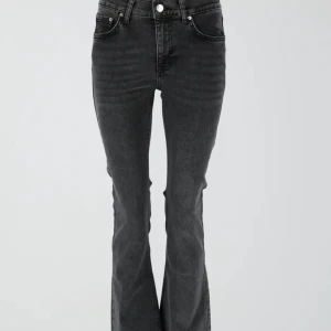 Gråa jeans gina - Säljer dessa vanliga bootcut jeansen som är köpta för för 500kr💞 storlek 34