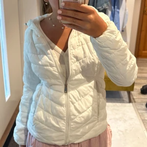 Höstjacka  - Säljer denna höst/vårjacka, fint skick ☺️ skriv privat för fler bilder eller frågor ❣️ nypris 300kr!