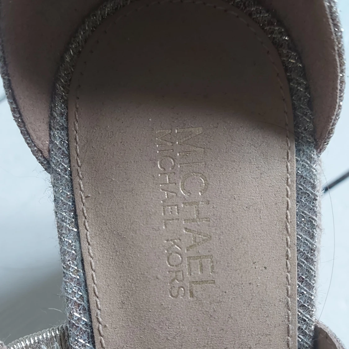 Nästan nya Michael Kors kilklack  - 92